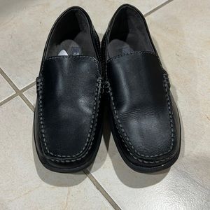 Kenneth Cole Reaction kids shoes size 1.5Y Like New